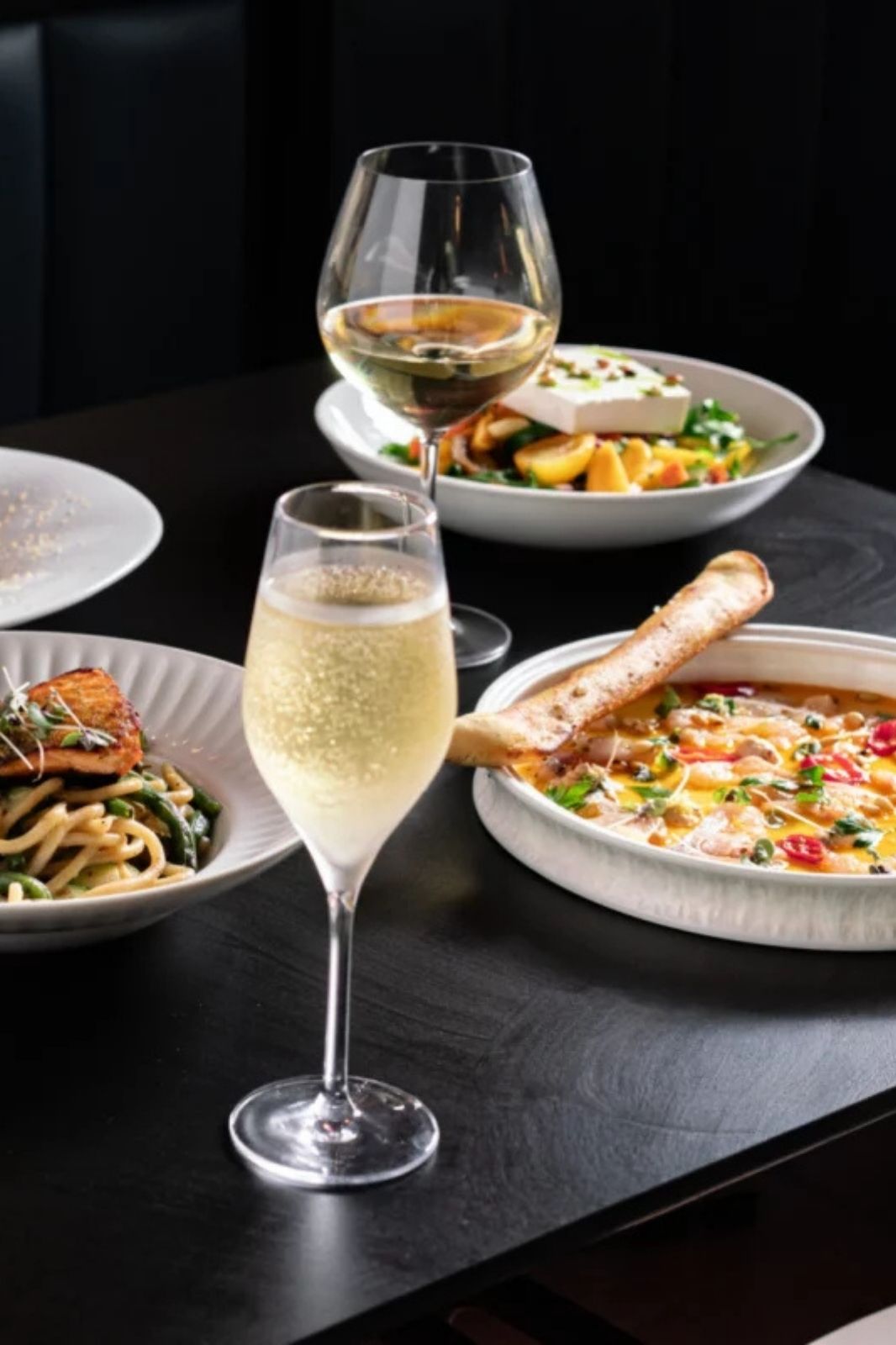 ארוחה עם כוס יין