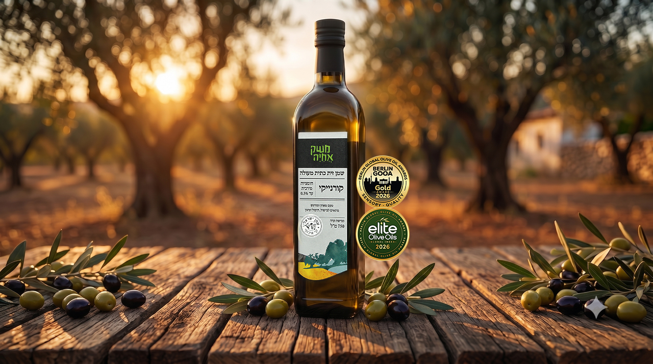 בקבוק שמן זית משק אחיה מעוטר במדלית זהב.